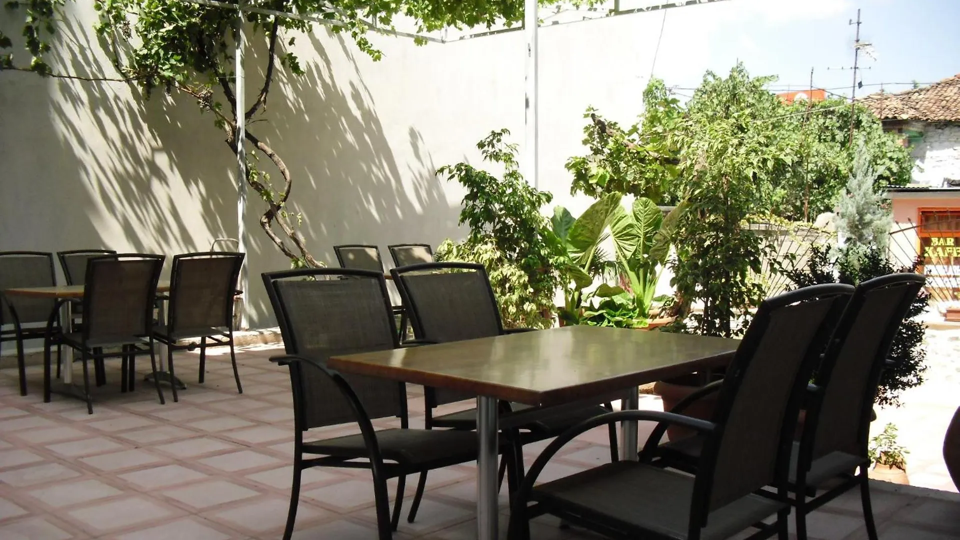 Guest House Bujtina Leon Korce 0*,  Albania
